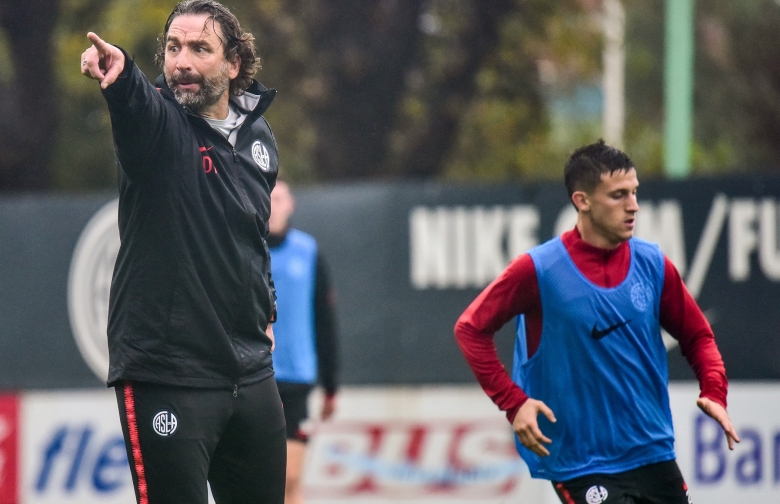Ensayo de fútbol bajo la lluvia