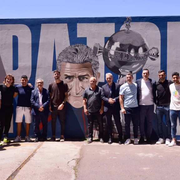 PATON, CON MURAL Y VESTUARIO